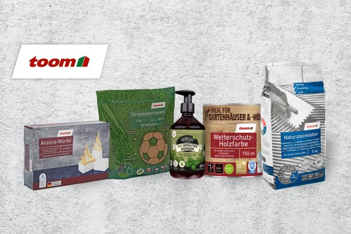 Gartenprodukte vor grauem Hintergrund.